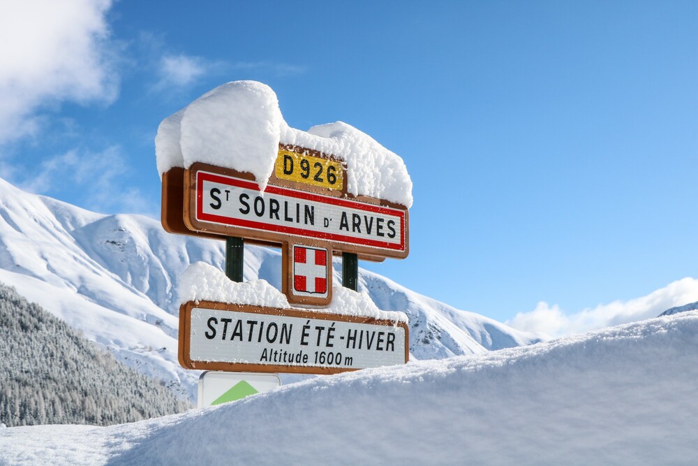 Saint Sorlin d'Arves - met sneeuw bedekt bord
